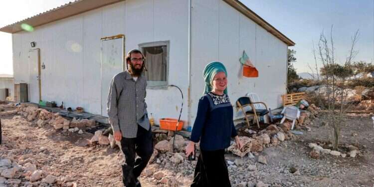 מתיישבים באביתר, אתמול. צילום: AFP תושבי אביתר עזבו; הצבא תפס את מקומם