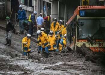 עובדי חירום ביפן מנסים לאתר 80 נעדרים במפולת בוץ
