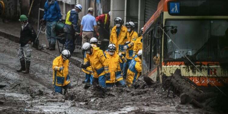 עובדי חירום ביפן מנסים לאתר 80 נעדרים במפולת בוץ