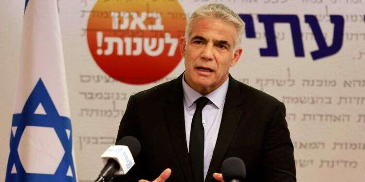 יאיר לפיד. צילום: AFP סגן שר החוץ הפולני: "אל תתערבו בחקיקה שלנו"