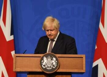 "נצטרך ללמוד לחיות עם הנגיף": בריטניה תסיר מגבלות קורונה