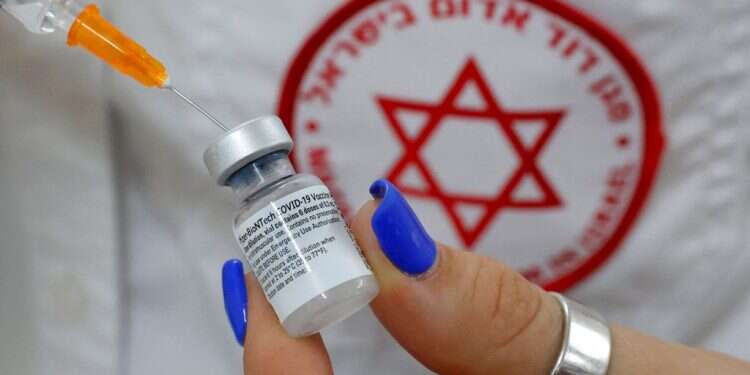 חיסון קורונה. צילום: AFP מהבוקר: הקפאה בחיסון מתחסנים חדשים בני 15-12