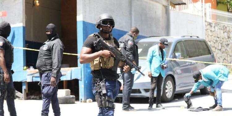 שוטרים סורקים אחר ראיות סמוך לארמון הנשיאות בבירת האיטי, לאחר ההתנקשות. צילום: AFP תושבי האיטי: אם אפילו הנשיא נרצח, איזו תקווה יש לנו?