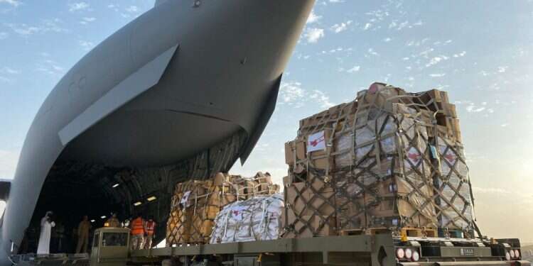 המטוס הקטארי שנחת בלבנון. צילום: AFP מטוס סיוע קטארי עמוס ב-70 טון מזון נחת בביירות