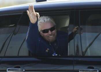 חוצים את האטמוספירה: המליארדר הבריטי המריא לחלל