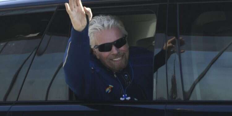 ריצ'רד ברנסון בדרך לחלל. צילום: AFP חוצים את האטמוספירה: המליארדר הבריטי המריא לחלל