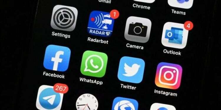 אפליקציות על מסך הטלפון החכם. צילום: AFP חשיפת הריגול אחר עיתונאים צריכה להדאיג את ישראל