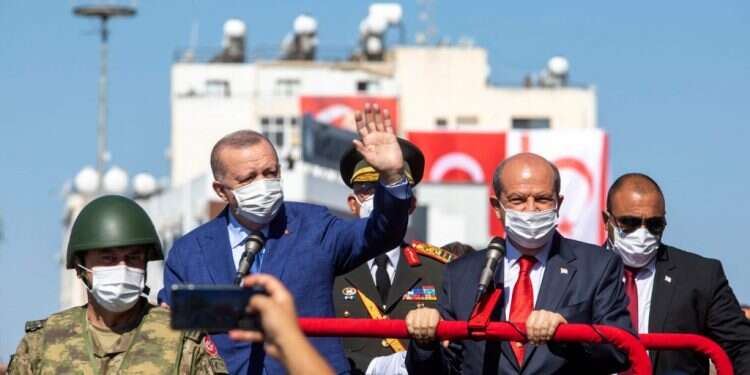 ארדואן בצפון קפריסין, ביום שלישי. צילום: AFP פרש טורקי: למה נשיאת יוון כל כך דאגה משיחת ארדואן-הרצוג?