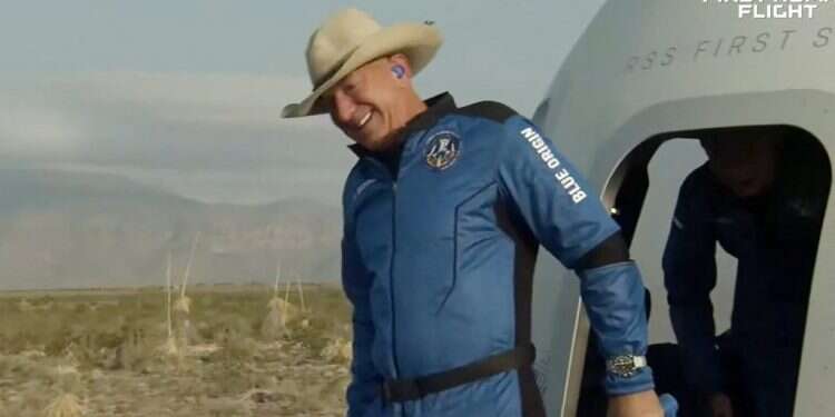 הטיסה של ג'ף בזוס לחלל. צילום: AFP טיול בחלל: המעבורת של המיליארדר ג'ף בזוס חזרה בשלום