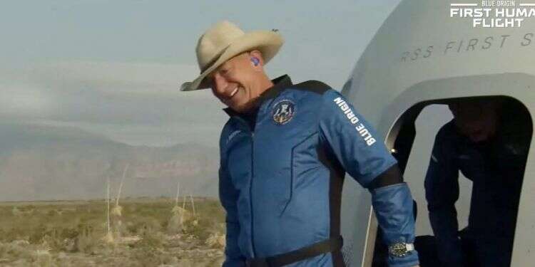 ג'ף בזוס והחללית על אדמת טקסס. צילום: AFP