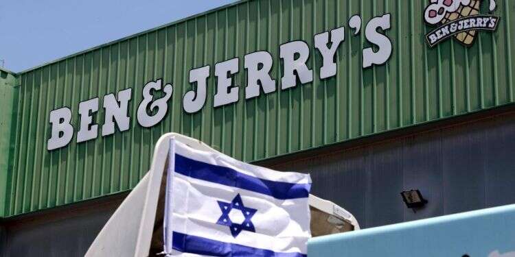 מפעל הגלידות בן  אנד ג'ריס בבאר טוביה. צילום: AFP "עולם הפוך": נעצרו נערים שהותקפו באלימות בחאוורה