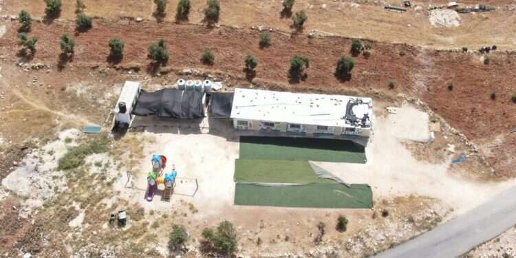 המנהל האזרחי מעכב הריסת בית ספר לא חוקי