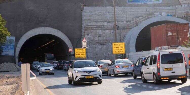 פקקי תנועה בכביש המנהרות. צילום: אופיר דוד "מחסום המנהרות הפך לקרקס ולמקום שעלול לקרות בו אסון"