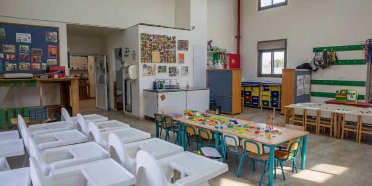 פועלים בתנאי אי־ודאות. גן ילדים במרכז הארץ. צילום: יוסי אלוני, פלאש 90