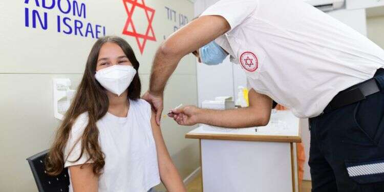חיסון של בני נוער. צילום: תומר נויברג, פלאש 90 כולם מסביבכם חולים? זו לא קורונה, ואפילו לא שפעת