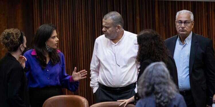 וליד טאהא (במרכז) משוחח עם איילת שקד ועידית סילמן במליאת הכנסת. צילום: יונתן זינדל, פלאש 90