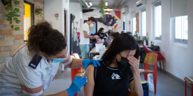 צילום: מרים אלסטר - פלאש 90 עדיין אפשר לשכנע: כך צריך לדבר עם הססני החיסונים