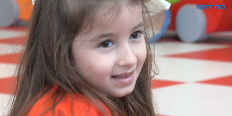 צפו: אדל, הילדה השבירה שלמדה ללכת, תחגוג סיום גן עם חברותיה