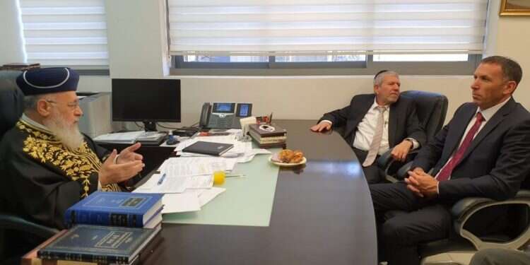 השר כהנא ויועצו אבינועם קוטשר בלשכת הרב הראשי לאו, בחודש שעבר.