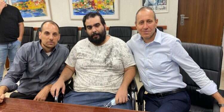 עבר לינץ' בעכו וחזר לזירת האירוע עם השוטר שהציל את חייו