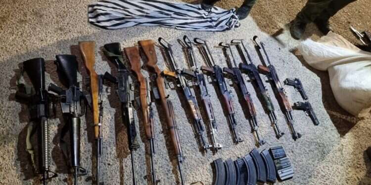 נשקים בלתי-חוקיים שתפסה המשטרה. אילוסטרציה. צילום: דוברות משטרת ישראל רובי צלפים, אקדחים ותחמושת: סוכל ניסיון הברחת נשק מירדן