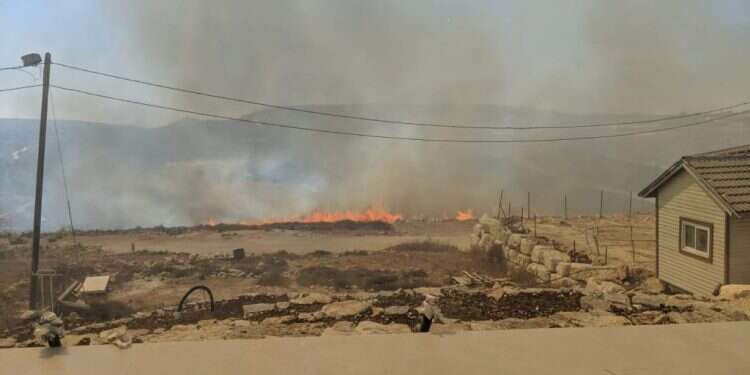 ברגע האחרון: האש שהוצתה בגוש שילה נבלמה על קו הבתים