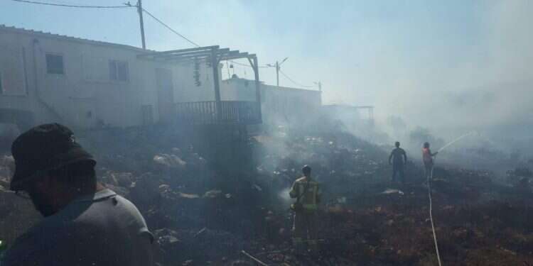 ברגע האחרון: האש שהוצתה בגוש שילה נבלמה על קו הבתים