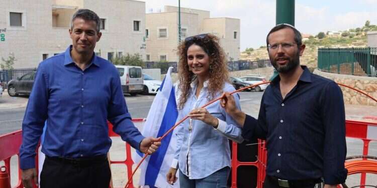 שר התקשורת יועז הנדל עם ישראל גנץ, ראש המועצה האזורית בנימין בשורה לתושבי בנימין: נחנך פרויקט התקנת סיבים אופטיים