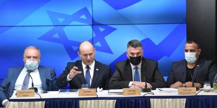 גדעון סער, נפתלי בנט, אביגדור ליברמן, אביר קארה. צילום: קובי גדעון לע טובעים בבירוקרטיה? תכנית לאומית להפחתת הרגולציה