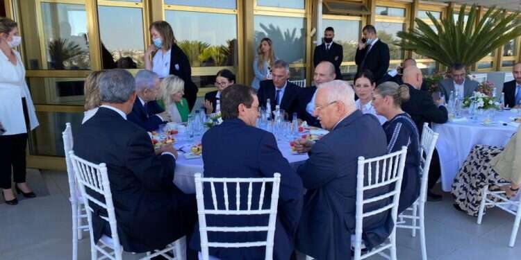 הנשיא הרצוג עם הנשיא היוצא ריבלין ובכירי המדינה לאחר השבעתו המבחן הראשון של הרצוג: נאור יחיא