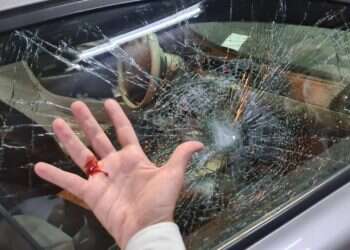 רכבו של הרב שמואל אליהו נרגם באבנים