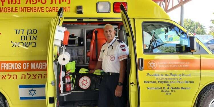 שיא: בוגר קורס פאראמדיקים המבוגר ביותר במגן דוד אדום