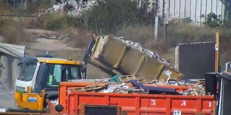 אתר הפסולת בראשון לציון. צילום: דוברות המשטרה אתר לא חוקי לאיסוף פסולת נחשף בראשון לציון