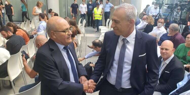 חזי לוי ונחמן אש. צילום: יאיר קראוס מעביר את הלפיד: נחמן אש נכנס לנעליו של חזי לוי