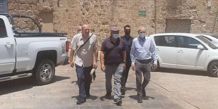 השר בר לב בביקורו בעכו, היום. צילום: יאיר קראוס לראשונה אחרי הפרעות: השר לביטחון פנים מסייר בעיר העתיקה בעכו