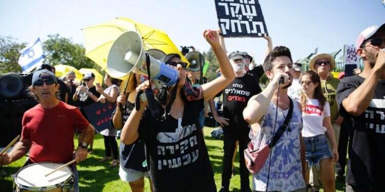 הצעות לתחביב חדש: אולי גלישה בים, אולי צניחה חופשית. מפגיני  ראש הממשלה הוחלף, אז למה קריים מיניסטר לא מצליחים לשחרר?