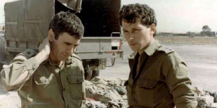 מפקד סיירת מטכ״ל בר-לב ורס״ן דאז בן-אברהם בתדרוך אחרון לקראת אחד המבצעים הנועזים שהיחידה ביצעה, עליו פיקד בן-אברהם מינוי חדש: פרויקטור אכיפת הגבלות הקורונה