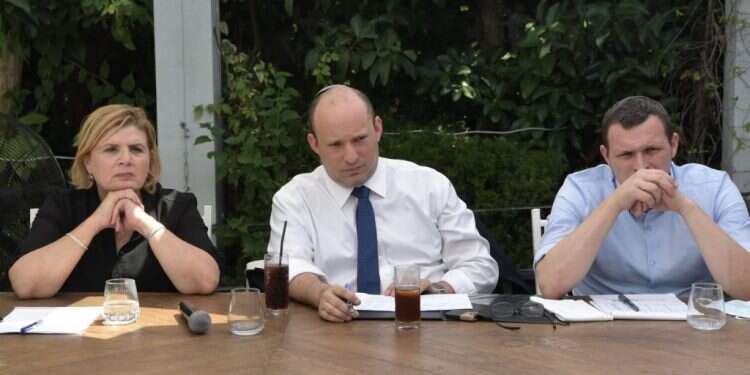 ראש הממשלה בפגישה עם בעלי האירועים, היום. צילום: קובי גדעון - לע רה"מ בפגישה עם בעלי האולמות: "רוצים הפעם לנצח בלי לסגור את הכול"