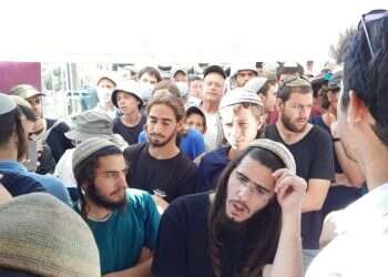 מאות עומדים בכניסה להר הבית, המשטרה לא עומדת בקצב