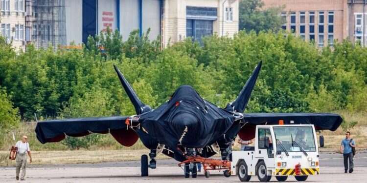 המטוס המכוסה מוכנס לאולם התצוגה בתערוכה במוסקבה. צילום: מתוך עמוד האינסטגרם dvinskyaero האם קיים "אדיר" רוסי שישנה את הכללים במזרח התיכון?