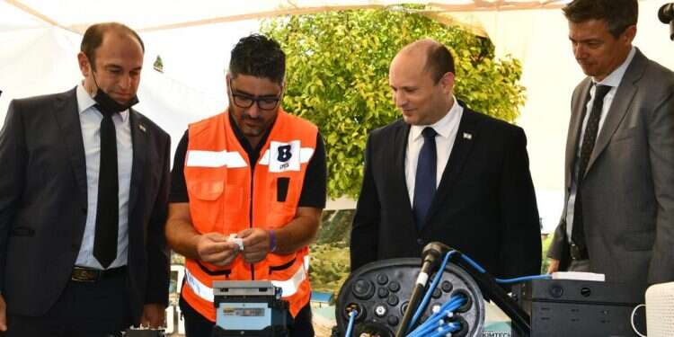 נפתלי בנט ויועז הנדל חונכים את חיבור הסיב האופי במעלות תרשיחא. צילום:חיים צח/ לע "מחברים את הפריפריה למרכז": רה"מ ושר התקשורת חנכו את חיבור הסיב האופטי במעלות-תרשיחא