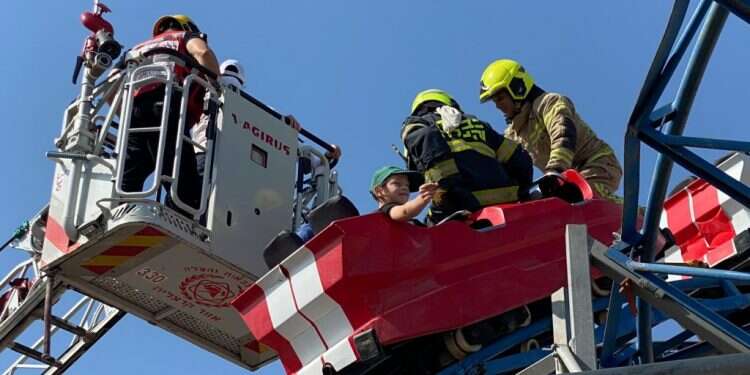 רכבת הרים נעצרה בבני ברק, שמונה ילדים נתקעו בגובה