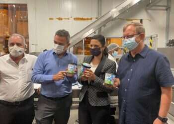 שקד במפעל המקומי: "צריך לקנות בן אנד ג׳ריס בישראל"