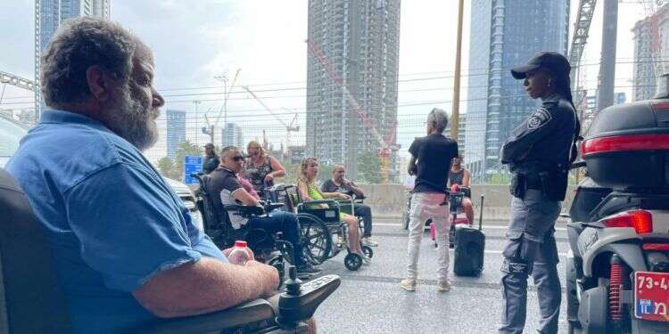 חוסמים את נתיבי איילון. צילום: דוברות מחאת הנכים התחדשה: חסימות כבישים בכל רחבי הארץ