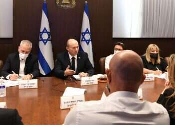 בנט מנסה לפשר: המחלוקות על משך הבידוד ועידוד החיסונים