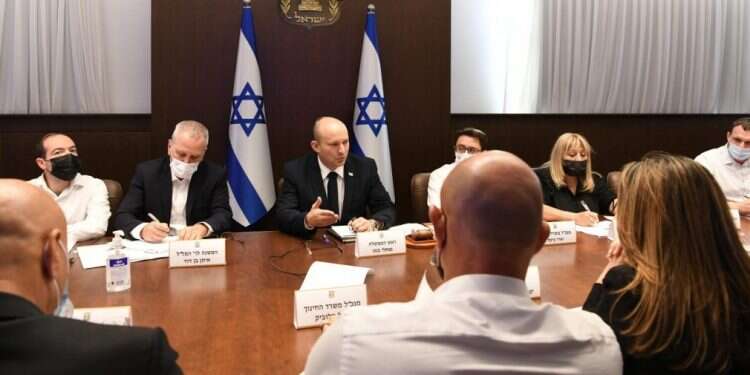 מנסים לפתוח שנת לימודים. צילום: עמוס בן גרשום /לע בנט מנסה לפשר: המחלוקות על משך הבידוד ועידוד החיסונים