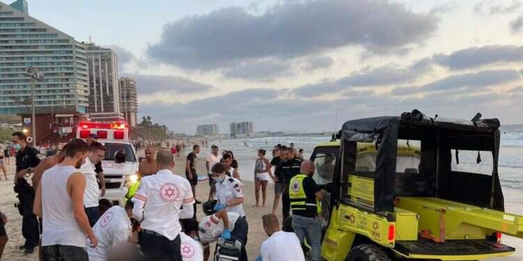 גולש בים פגע בסלע ואיבד את הכרתו