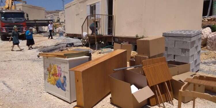 הפינוי באדוריים בדרום הר חברון תושבי אדוריים: "אמרו לנו שיש גורם ביטחוני שרוצה לדפוק אותנו"