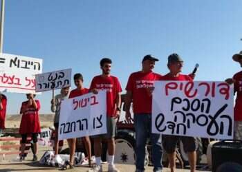 ירקות וביצים בצמתים: החקלאים מפגינים על רפורמת האוצר