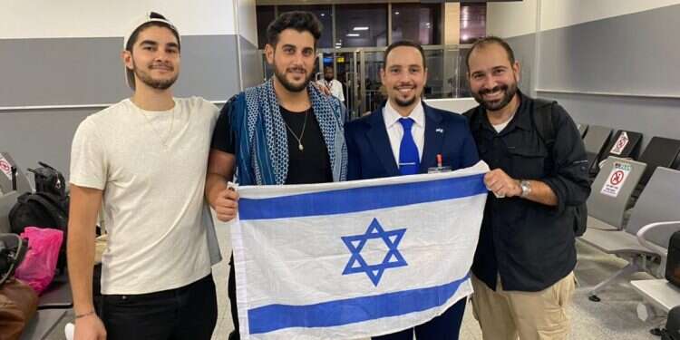 תמונה משדה התעופה באבוג׳ה לפני ההמראה לארץ
מימין: דוד בנעים, יותם קריימן, סגן השגריר באבוג׳ה, רודי רושמן ואנדרו ליבמן. צילום: שגרירות ישראל בניגריה הבאנו שלום עליכם: הישראלים שנעצרו בניגריה חזרו לארץ